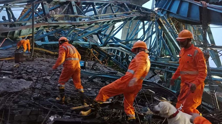 মহারাষ্ট্রে ক্রেন ভেঙে পড়ে কমপক্ষে ১৬ জন শ্রমিক নিহত 